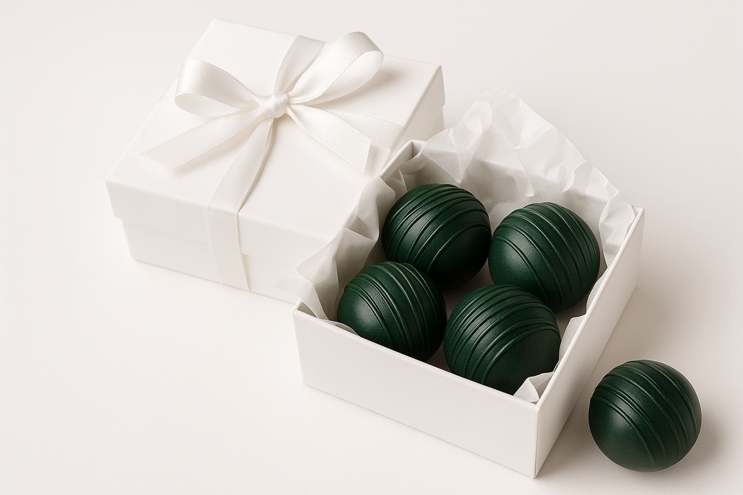 kan-du-g-ra-en-bild-p-en-vit-gift-box-med-vit-gift-papper-och-4-spirulina-choklad-bombs-i-med-vit-bakgrund