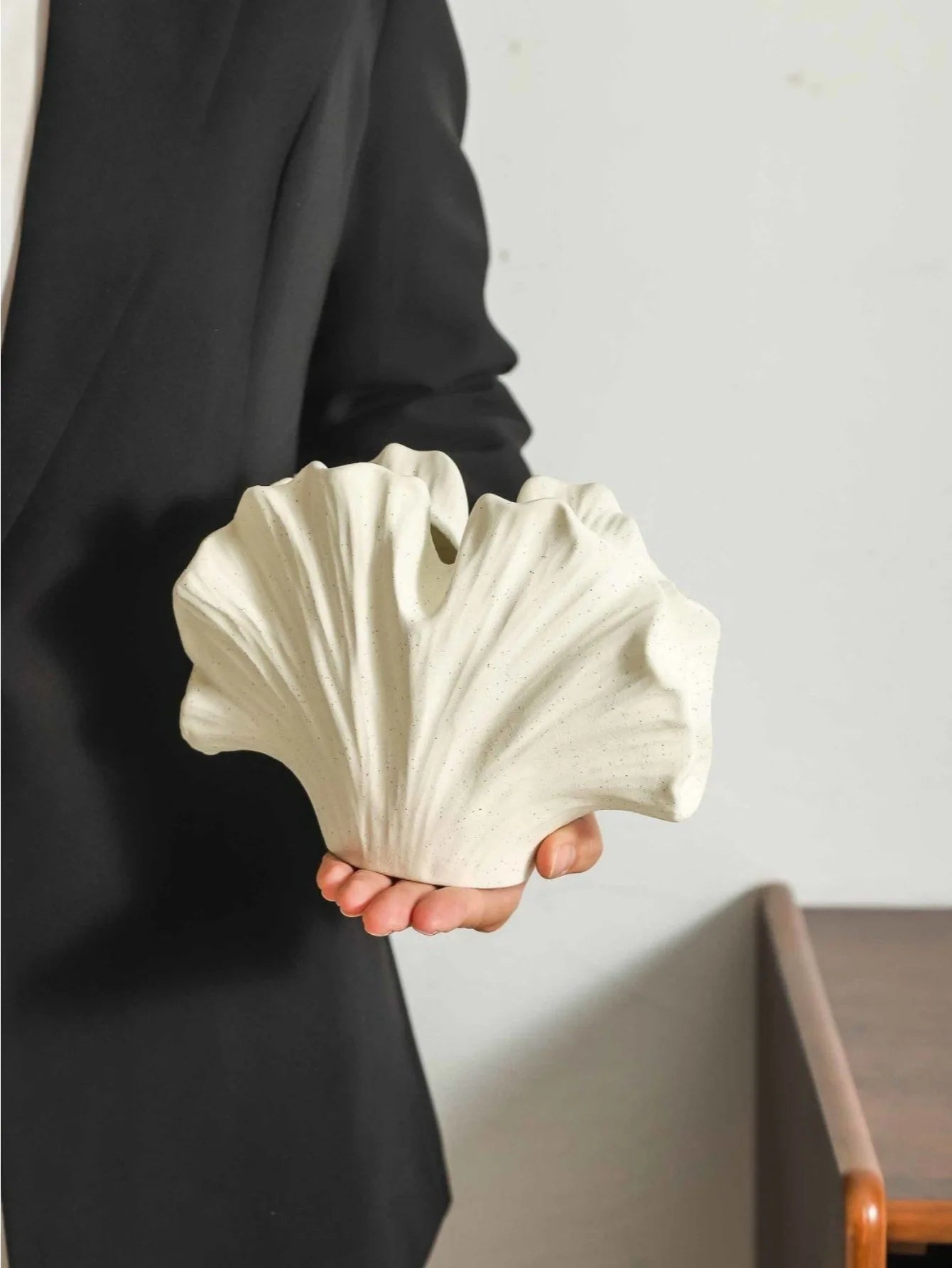 Nordic Retro Vase Ceramic Homestay Living Room Desktop Ornament Leaf Shaped Vase Dry and Wet Flower Bottle Home Decoration