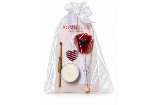 Bombellé Berry Rose Ritual – presentset med rosformad bärteklubba, ljus och tändsticka