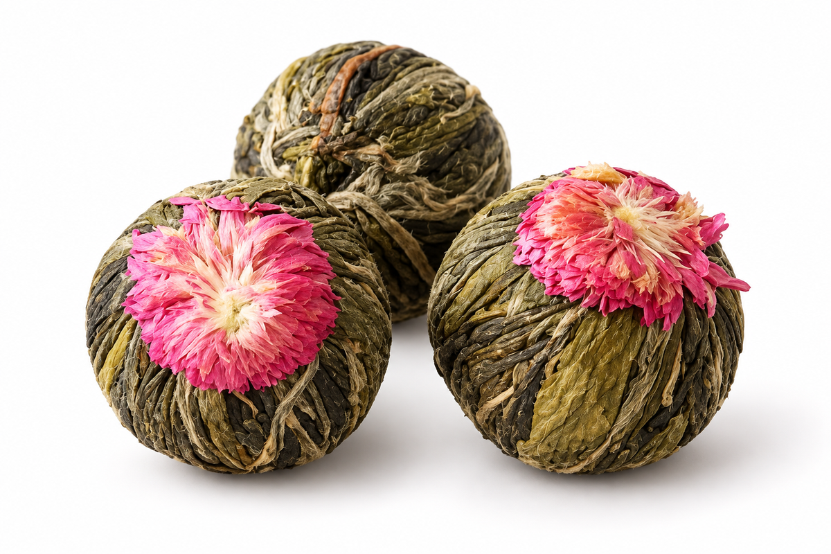 Pressade blommande tebollar av grönt te med rosa blomma