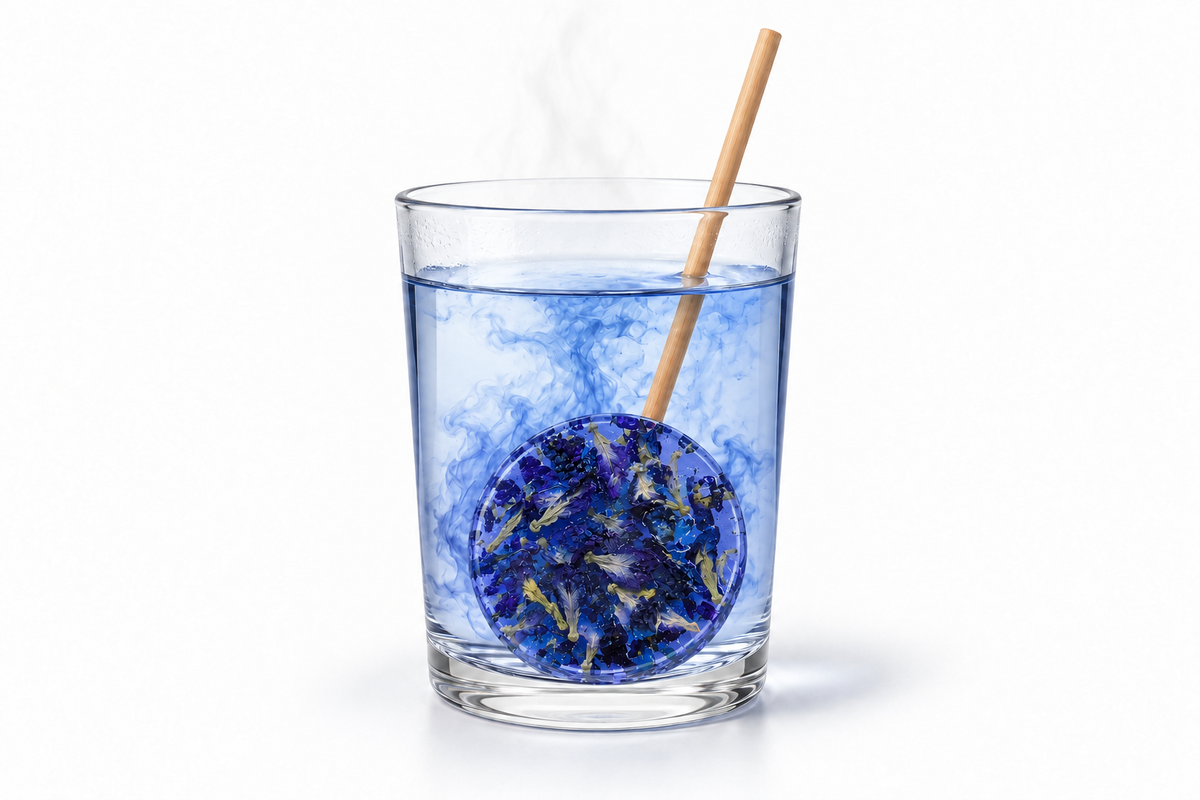 Butterfly Pea – rund teklubba i ett glas varmt vatten