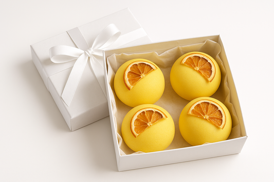 kan du göra bild på en vit gift box med vit gift papper och 4 citron färgade te bombs med halva torkade apelsin på som designs och vit bakgrund