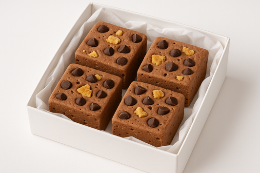 kan-du-g-ra-en-bild-p-4-mellan-stor-fyrkantigt-mj-lk-choklad-brun-mashmello-med-choklad-bitar-och-bisquit-bitar-på i en vit giftbox med vit gift papper under-med-vit-background
