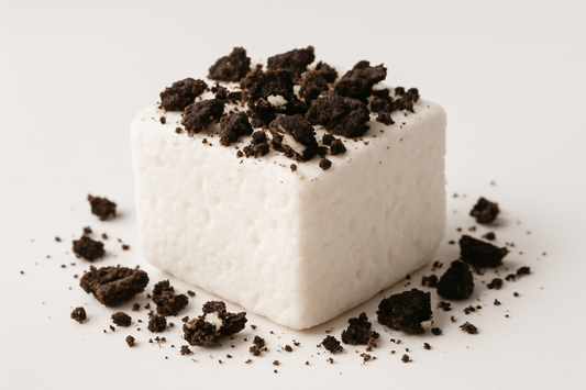 kan du göra en bild på en mellan stor fyrkantigt vit mashmello med Oreos bitar på med vit background 