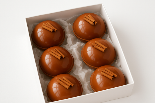 kan du göra en bild på en vit gift box med 6 kanel färgade glossy te bombs som är designade med små torkade kanel pinnar och vit bakgrund 