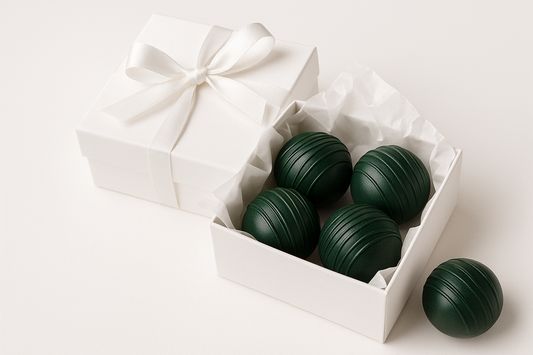 kan-du-g-ra-en-bild-p-en-vit-gift-box-med-vit-gift-papper-och-4-spirulina-choklad-bombs-i-med-vit-bakgrund