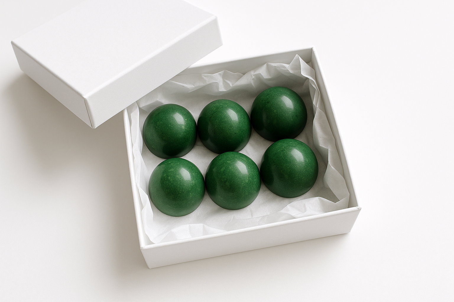 kan-du-g-ra-en-bild-p-en-vit-gift-box-med-vit-gift-papper-och-6-spirulina-choklad-bombs-i-med-vit-bakgrund