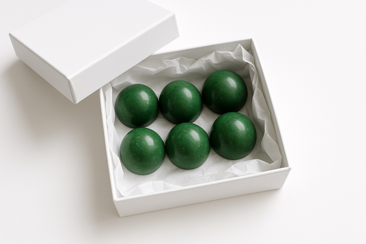 kan-du-g-ra-en-bild-p-en-vit-gift-box-med-vit-gift-papper-och-6-spirulina-choklad-bombs-i-med-vit-bakgrund