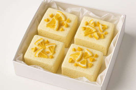 kan-du-ska-bild-på 4-mellan-stor-fyrkantig-baby-gul-marsmello-med-fryst-torkade-lemon-på i en vit gift box med vit gift papper under-och-vit-background