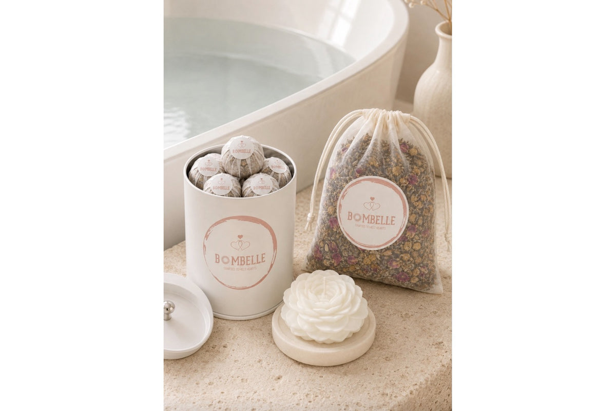 Tea Bath Ritual – öppen burk med te bombs, badtepåse och blomljus vid badkaret